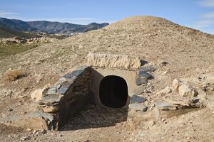 サンタフェモンドゥジャール近くのロスミラレスのネクロポリスエリアにある再建された円形の墓への入り口（写真）